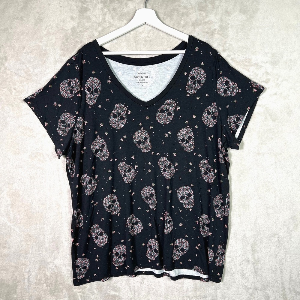 Torrid Super Soft Knits Floral Skull V Neck Tee Womens Size 4 Short Sleeve Black